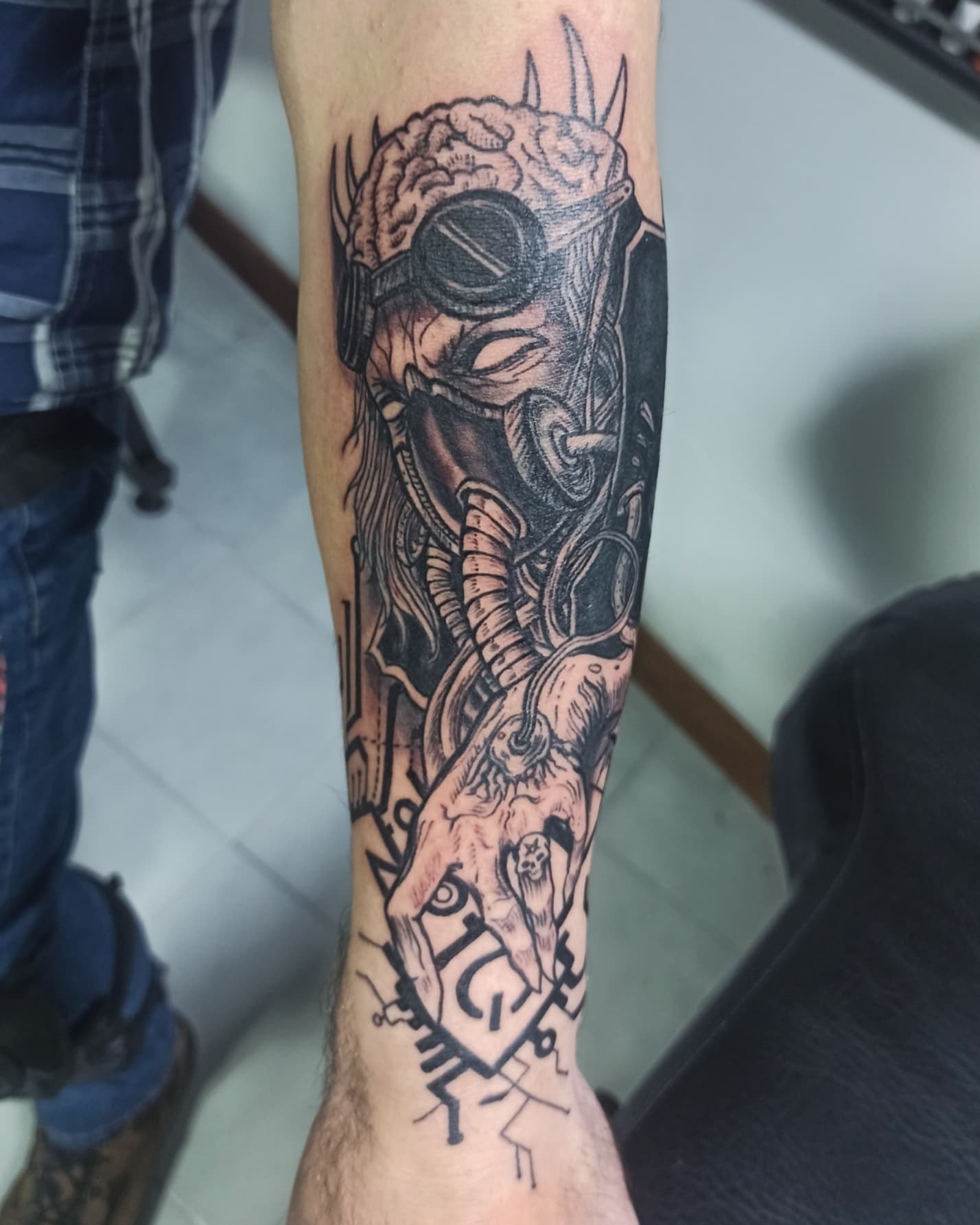 Tatuaje de león en blanco y negro en un antebrazo