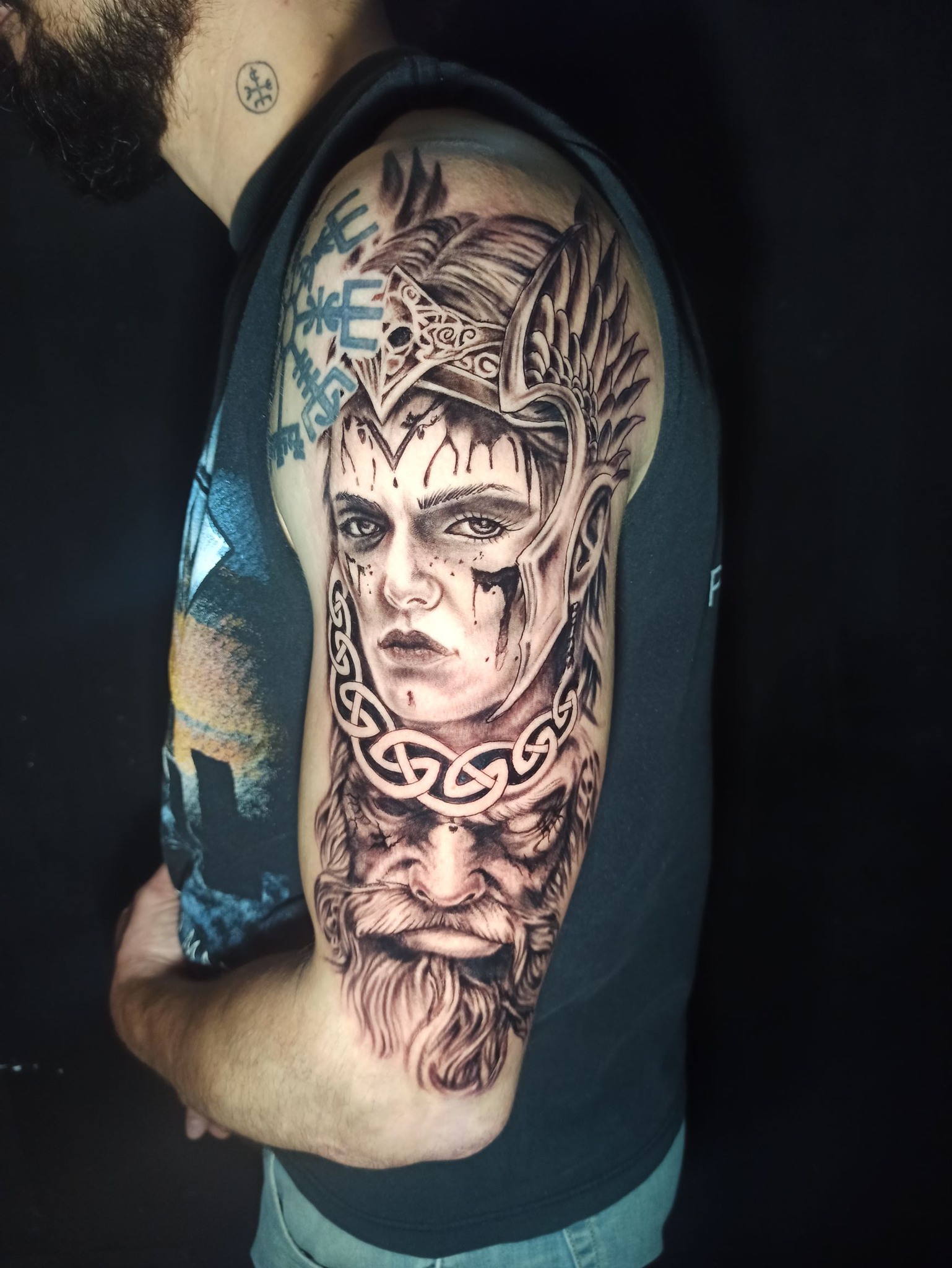 Tatuaje de pez koi en estilo japonés en una espalda