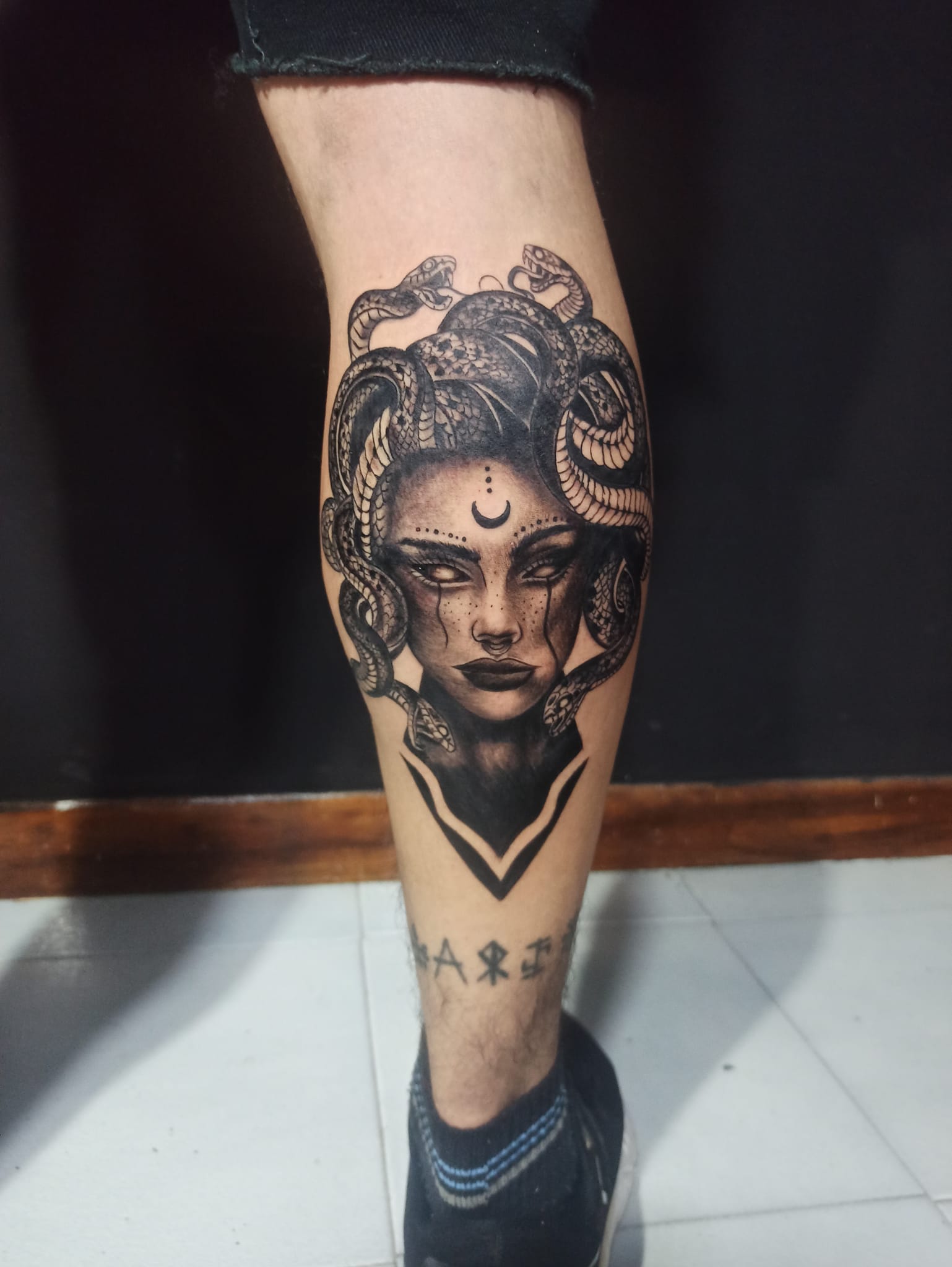 Tatuaje de flores en línea fina en un hombro