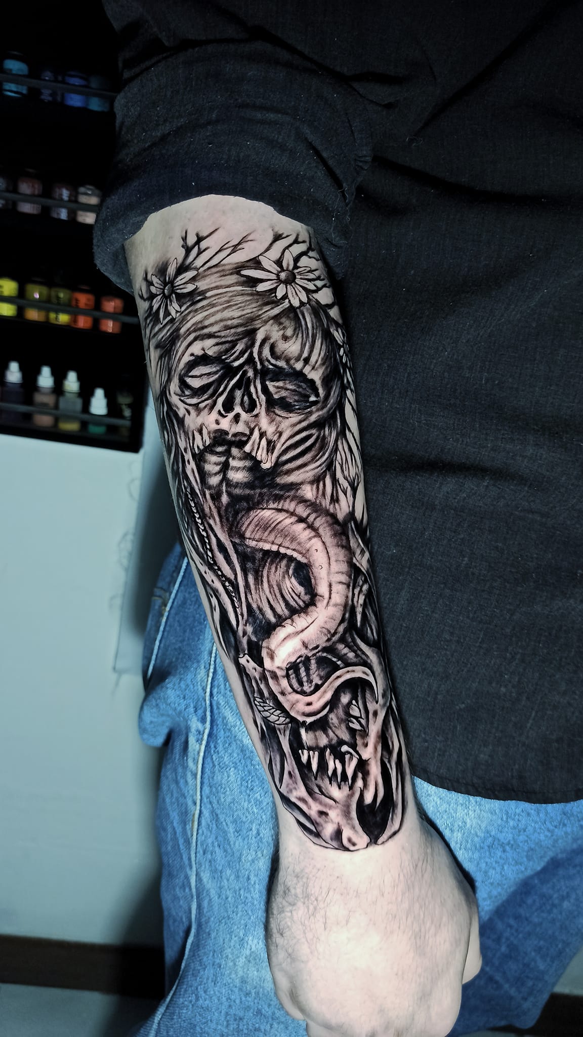 Tatuaje de una calavera con flores